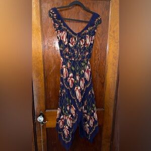 <<<<<<SOLD>>>>>>>
EUC Anna Sui Silk floral Anthropologie Dress with abstract hem